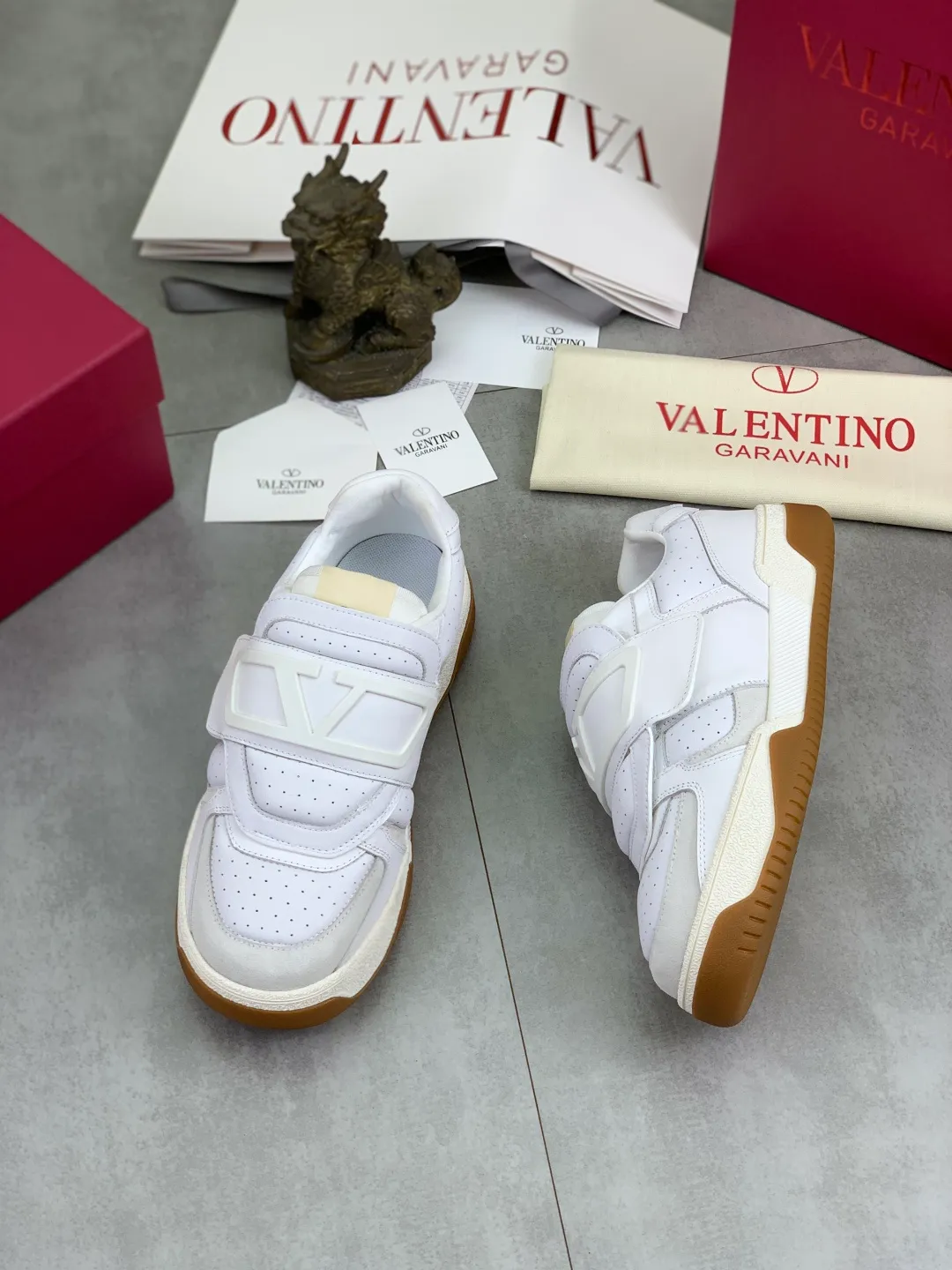Men's men's shoes 💰P640 new style latest Valentino Valentino V family new casual young fashion trend sports shoes full of vitality, no age limit, very light and comfortable on the foot, packaging, original purchase and development, production, various color combinations are eye-catching, activate the charming sunny boy, the shoe design combines coolness with daily style, full of street feeling, multi-color options!   Fabric: original material splicing/first-layer cowhide Lining: imported cowhide/original logo sweat-absorbent and breathable foot pad Outsole: TPU foam lightweight material outsole Brand injection insole Code number: 38-46 Full set of packaging Color: 3️⃣ colors available